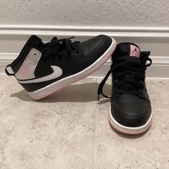 jordan mid pink black